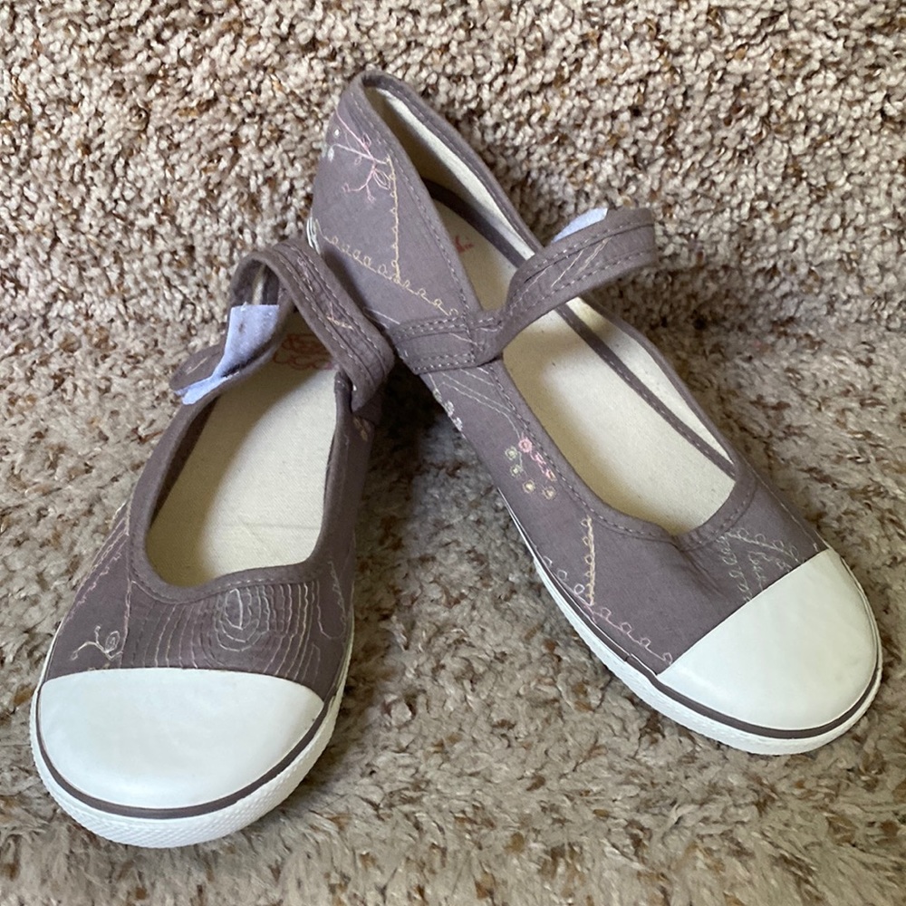 New no tags women size 5 brand Sugar grayish brown flat Mary Jane Velcro straps